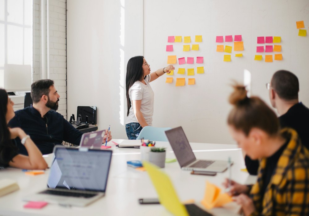 Equipo organizando ideas en un tablero